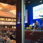 Harald Elster auf dem Podium und sein Publikum im Maritim-Hotel Berlin, dem Veranstaltungsort des 36. Steuerberatertags.